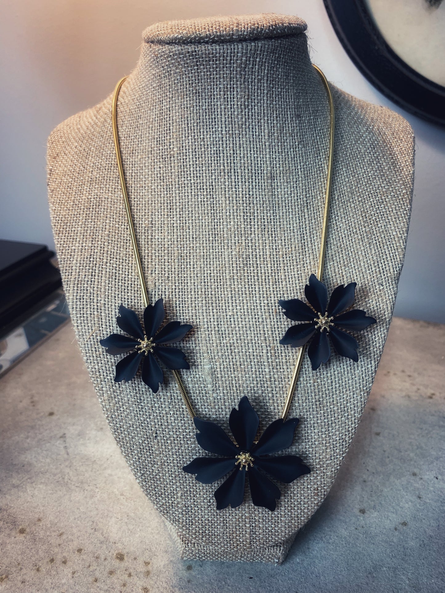 Collar Necklace with Three Flowers